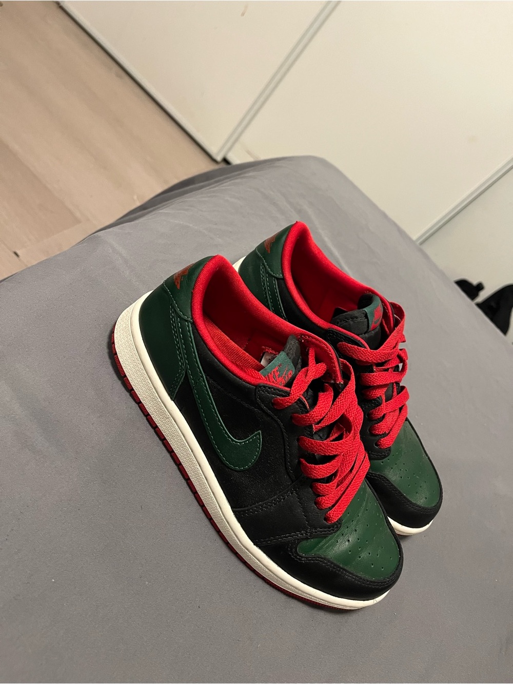 Nike Low-Top Sneakers in Black, Dark Green & Red